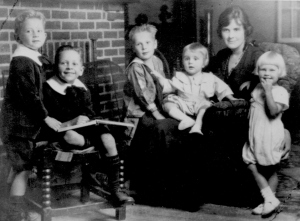 Arla Mary Peabody Guion and children - Dan, Lad, Ced, Dick, and Biss at the Trumbull house